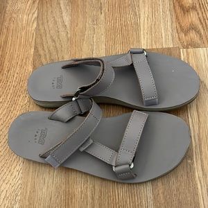 Lavender leather Tevas, size USA 10/UK 8/EU 41